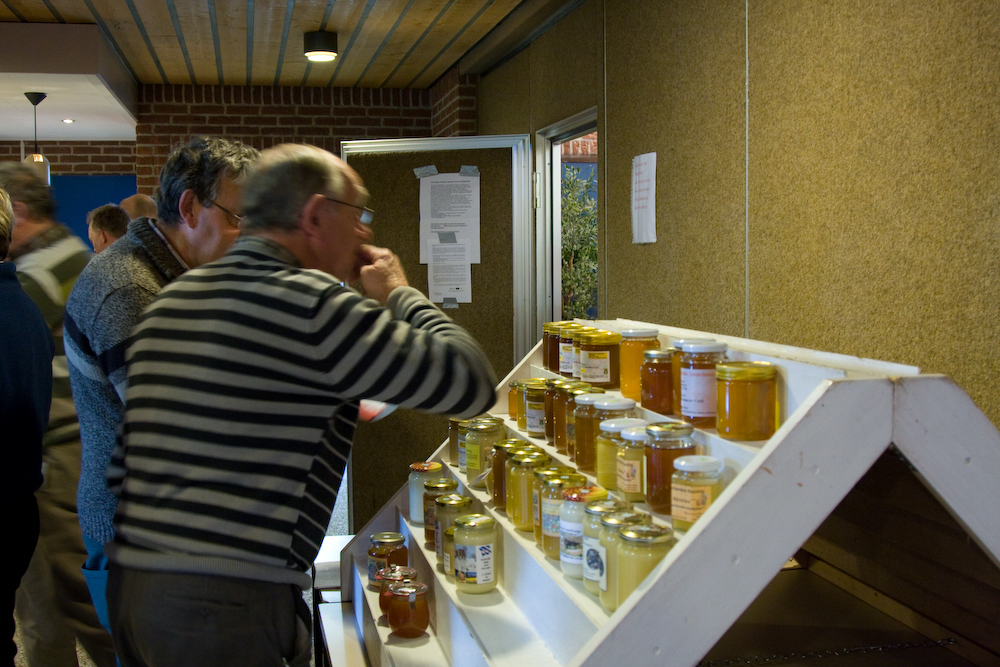 Auke en Dinus bekijken de inzendingen van de keuring in Beilen.