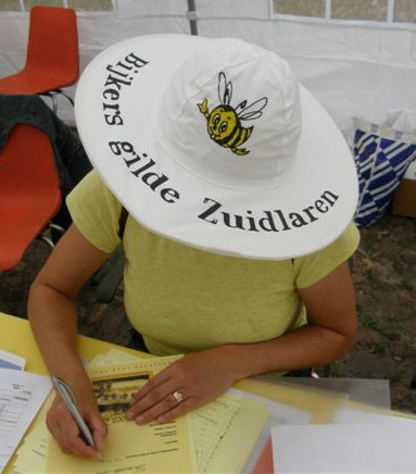 Astrid ondertekend een certificaat van een winnaar.