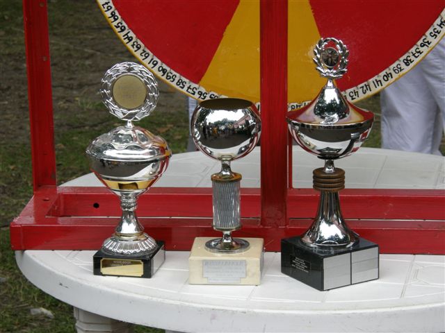 Maar voor de winnaar(s) staan dan ook mooie bekers gereed.
