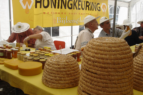 De keurmeesters serieus bezig met de inzendingen.